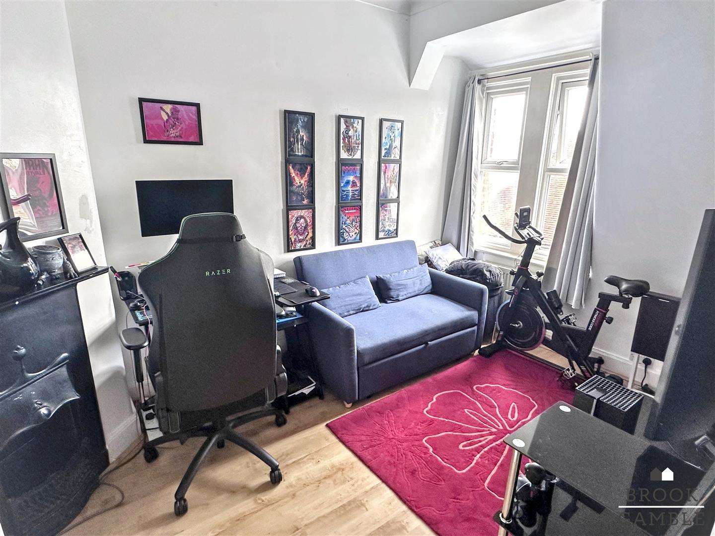 2 Bedroom Flat - Purpose Built. 24 Church Street in Old Town,  10